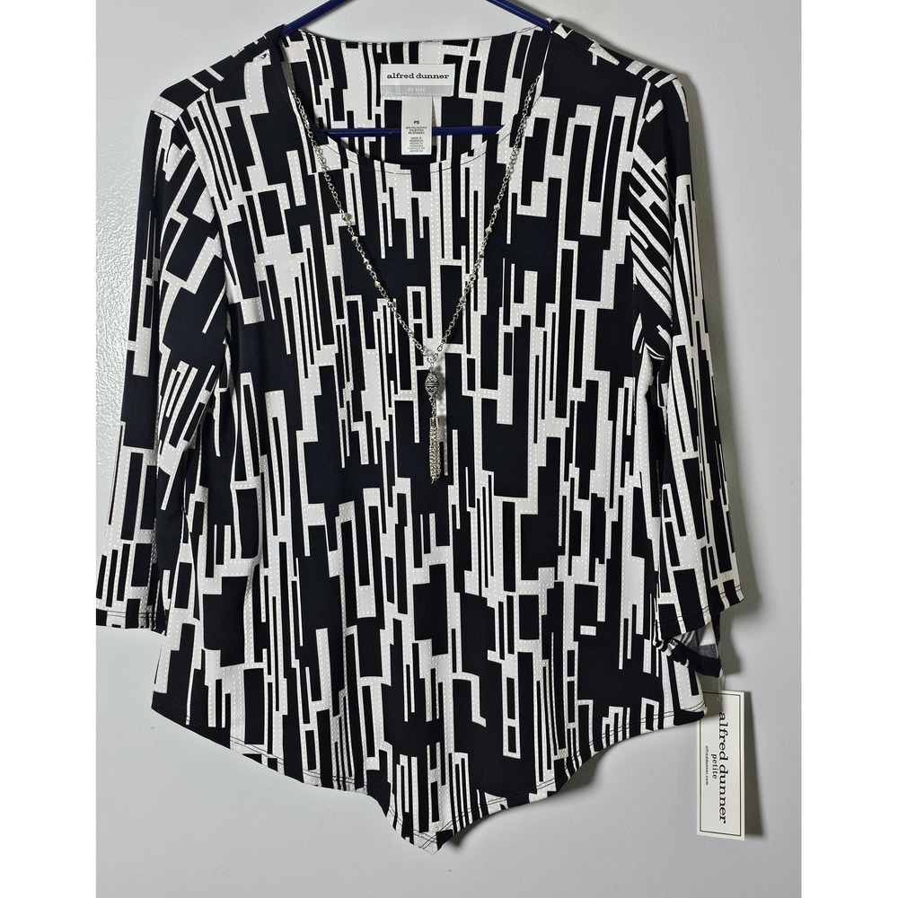 Alfred Dunner Petite Small Black White Geometric Sharkbite Top with Necklace NWT